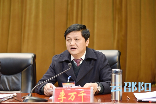 市委常委,市委秘书长李万千宣读相关表彰