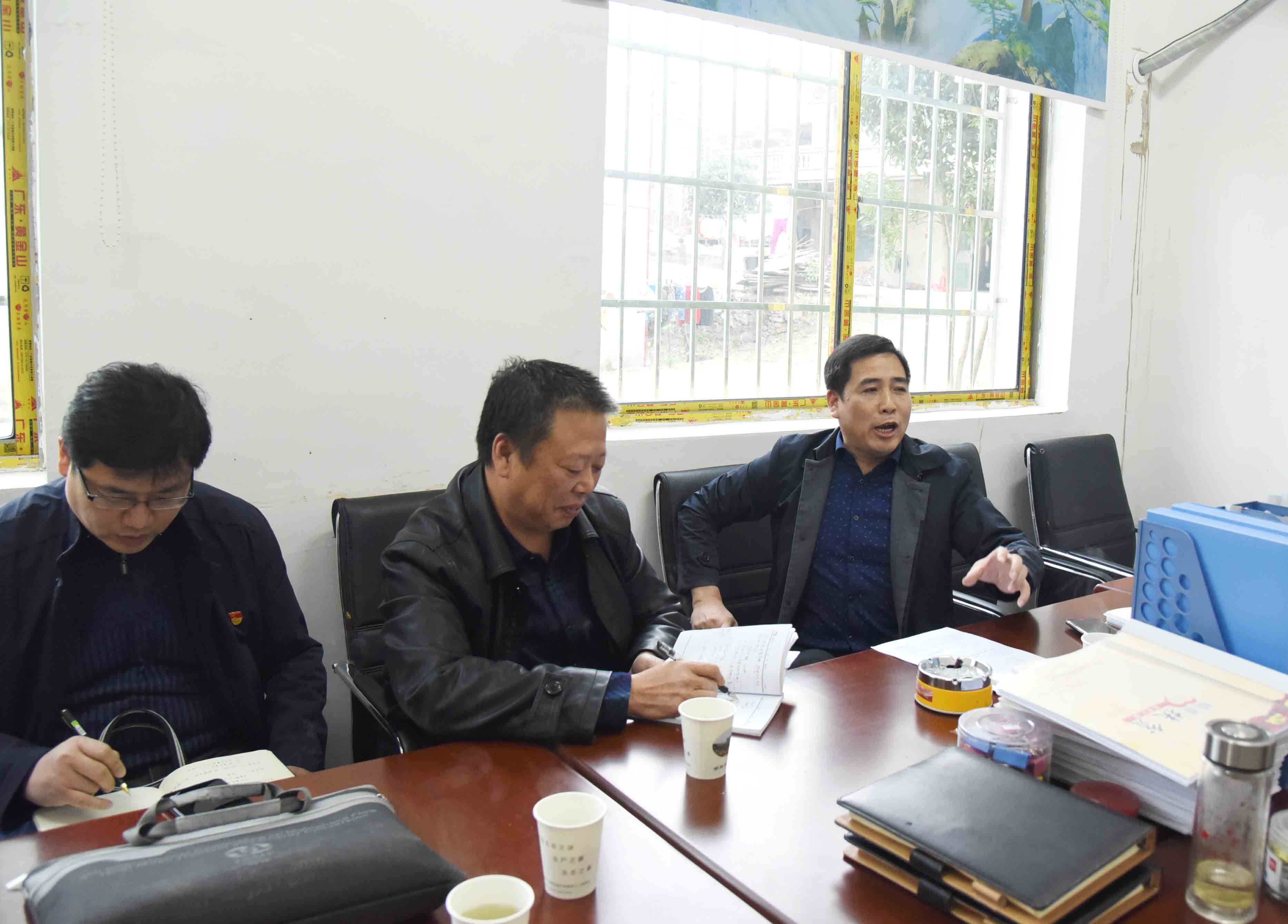 伍先明到双江村指导扶贫工作