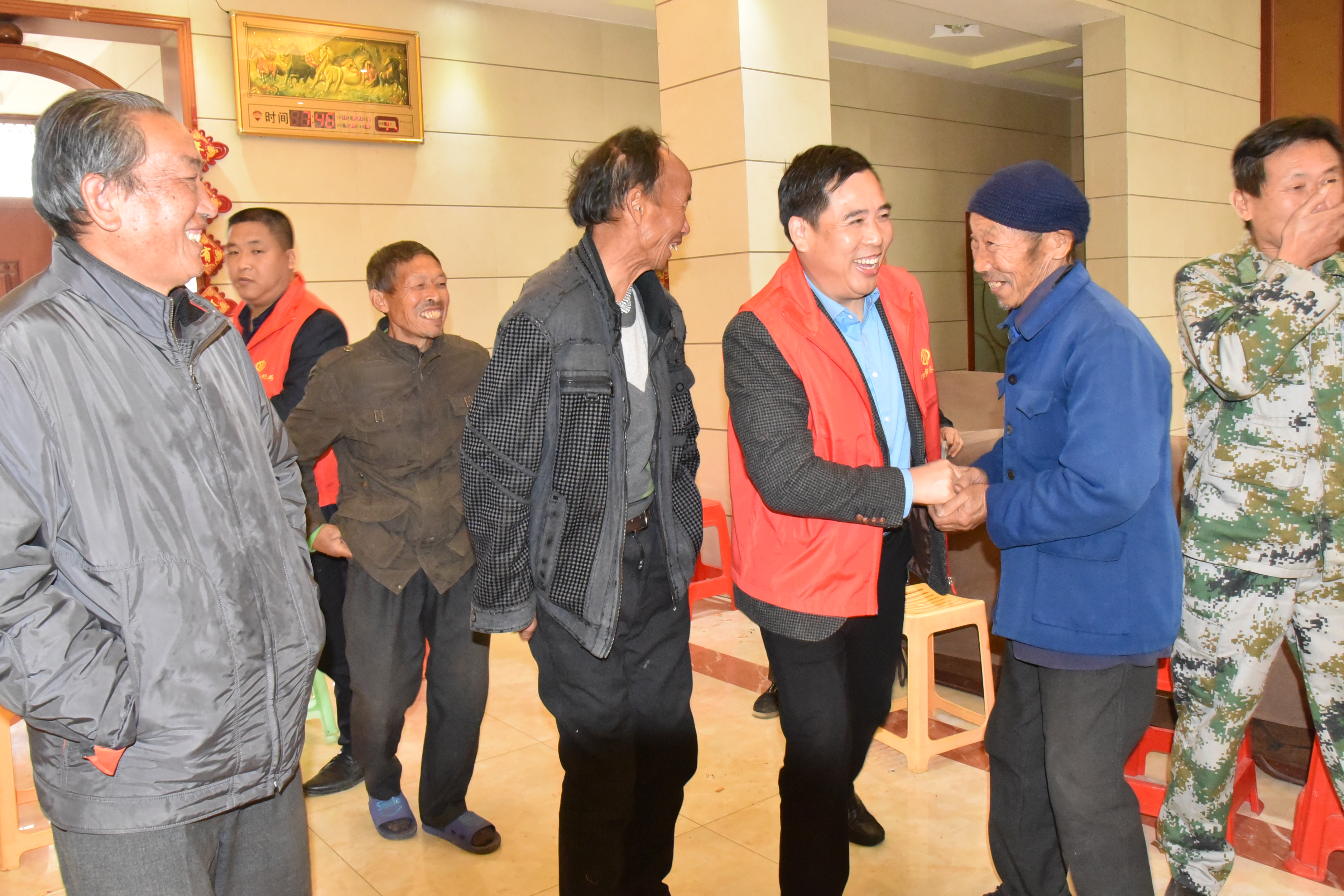 伍先明带领30余名局机关结对帮扶干部来到驻村帮扶点邵东市双凤乡山水