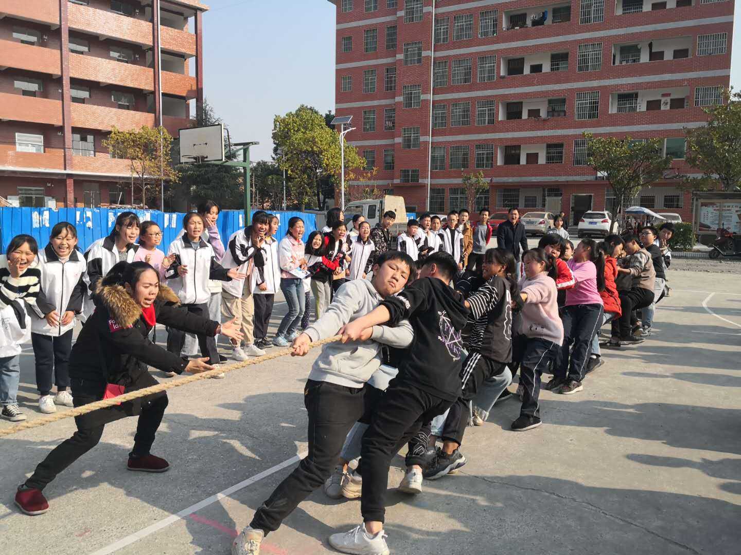隆回县雨山中学冬日暖阳拔河比赛圆满结束陈路明