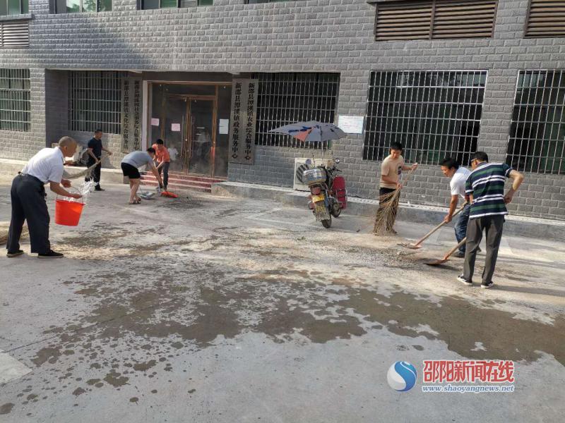 新邵县潭溪镇:开展卫生大清扫行动