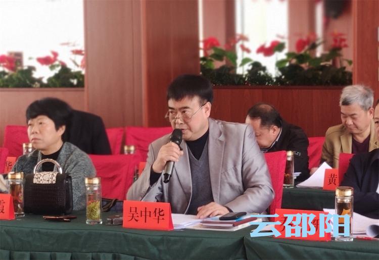 洞口县人大常委会副主任吴中华(正中)作推介发言邵阳县人大常委会党组