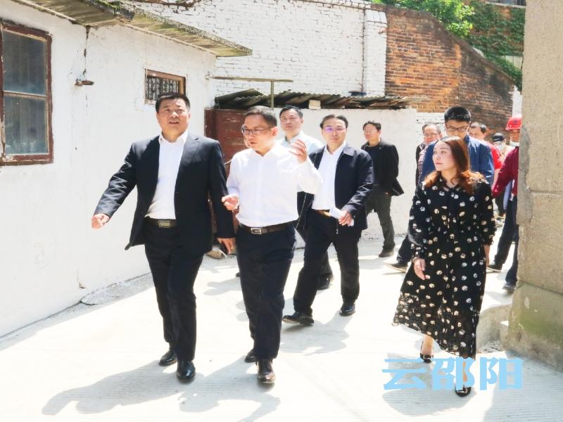 副市长蒋志刚(左一)在大祥区神滩社区黄果园老旧小区(c级危房)改造