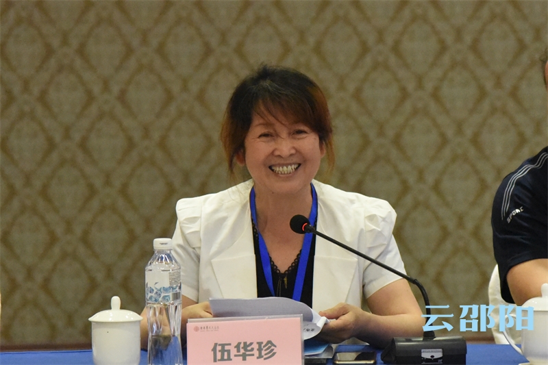 新宁县人大常委会党组书记,主任伍华珍就新宁县情进行介绍新宁县人民