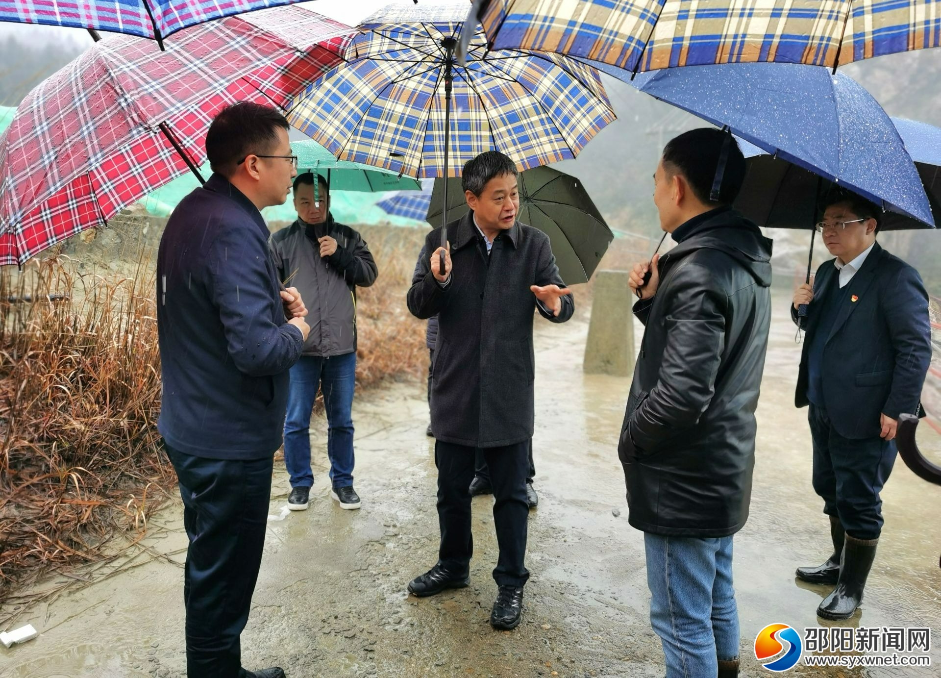 市委书记严华在新邵县调研2021年长江经济带生态环境警示片披露问题
