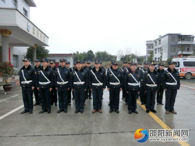 执法人员正在进行军事队列训练