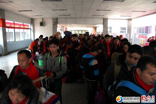 邵阳1500名老乡搭乘“共青团号”爱心专列回家(图2)