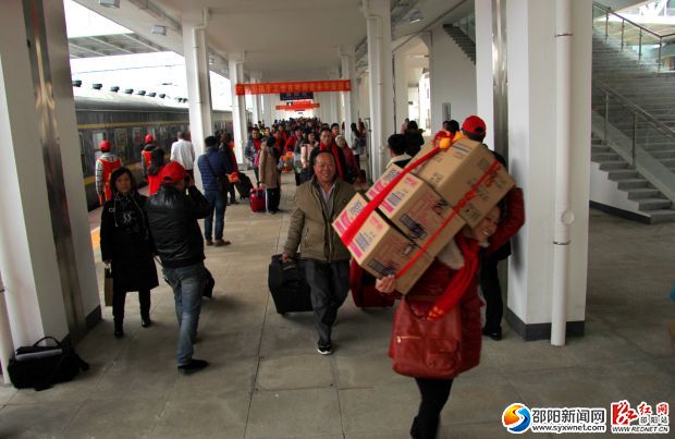 邵阳1500名老乡搭乘“共青团号”爱心专列回家(图1)