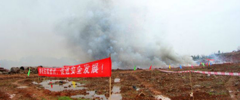 邵阳“春雷2017”行动集中销毁近3万件非法烟花爆竹产品(图1)