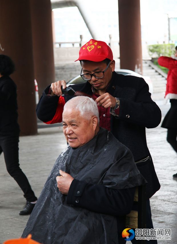 邵阳市掀起学雷锋热潮 引导市民助人为乐勇于奉献(图3)