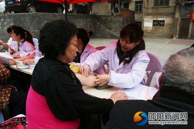 邵阳市掀起学雷锋热潮 引导市民助人为乐勇于奉献(图1)