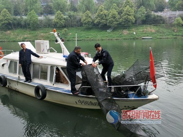 邵阳市畜牧水产局渔政科联合水上治安大队巡查非法捕捞渔民(图1)