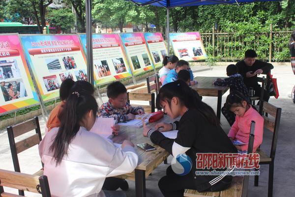 邵阳市松坡图书馆举行“倡导全民阅读 尽享读书之乐”宣传活动(图1)