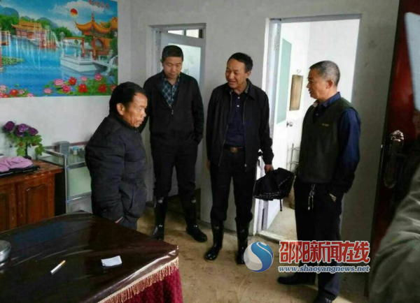 邵阳市危改督查组调研坪上镇危房改造工作(图1)