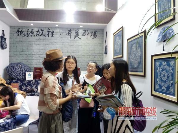 邵阳非遗惊艳文化产业博览交易会 “吸粉”无数(图1)