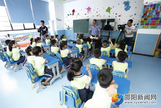 邵阳城管创文宣传进校园 “小城管”上街呼吁市民共参与(图1)