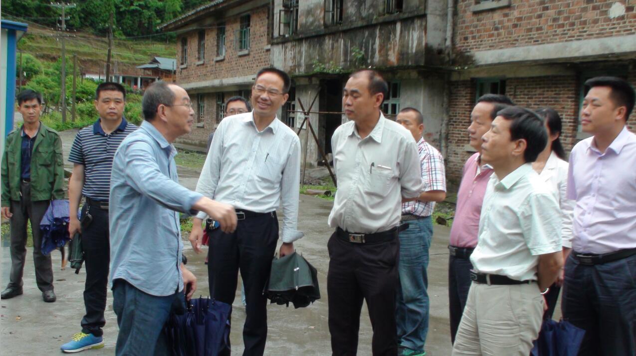 邵阳市政府办党组中心组赴安顺村举行脱贫攻坚专题集中学习研讨(图2)