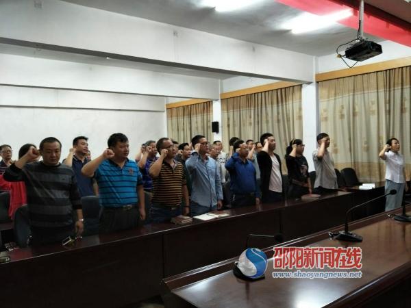 邵阳市审计局机关党总支组织党员开展重温入党誓词活动(图1)