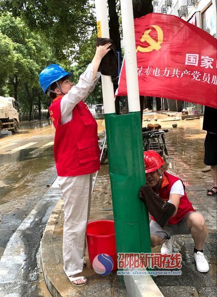 邵阳市城市路灯管理所安装20余盏临时路灯 保障灾后照明安全(图1)