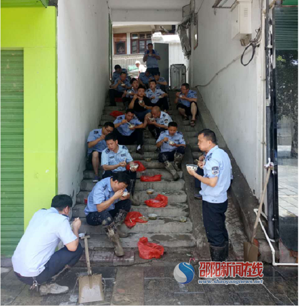 邵阳市城管局考评处通宵处理洪灾善后工作(图1)
