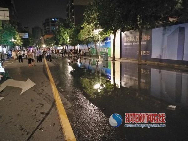 邵阳市区红旗路河水倒灌 社区挨家挨户敲门通告(图3)