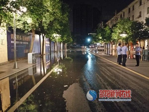 邵阳市区红旗路河水倒灌 社区挨家挨户敲门通告(图2)