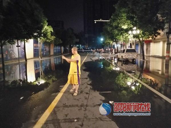 邵阳市区红旗路河水倒灌 社区挨家挨户敲门通告(图4)