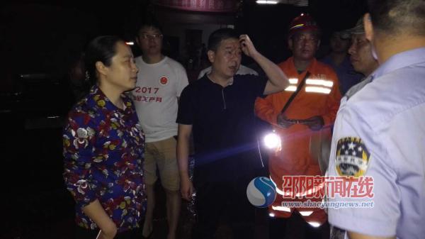 邵阳市安监局深夜救援茶元 安全转移530名被困群众(图1)