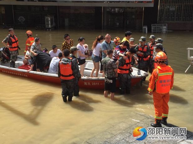 城区街头大面积进水 邵阳众志成城迎战洪峰(图6)