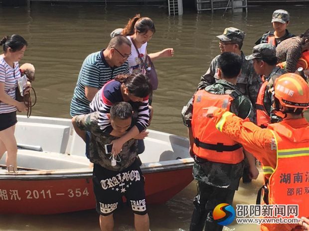 城区街头大面积进水 邵阳众志成城迎战洪峰(图1)