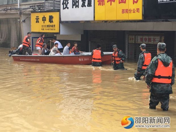 城区街头大面积进水 邵阳众志成城迎战洪峰(图5)