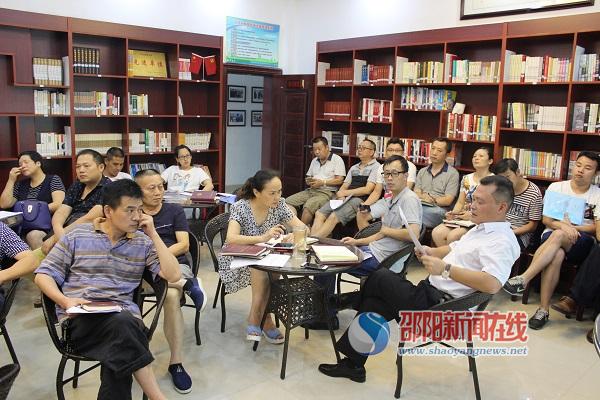 邵阳市工商局直属分局集中学习《无证无照经营查处办法》(图1)