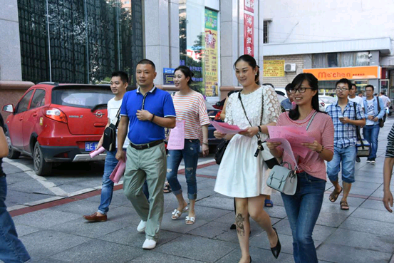 创文明城市 做文明市民 ——市房产局党员志愿服务者在行动(图2)