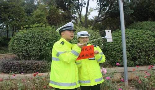 大祥交警深入农村地区开展交通安全宣传微直播活动(图1)
