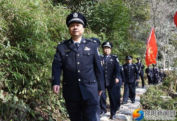 邵阳公安学习十九大 重走红军路(图1)