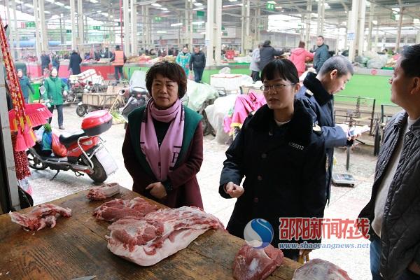 专项整治保驾“两会” 食品安检护航“双节”——邵阳市食品药品监管局开展食品安全专项整治(图3)