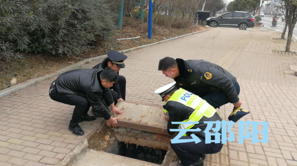 邵阳市蓝天指挥部联合执法组充当“搬运工” 恢复井盖原状(图1)
