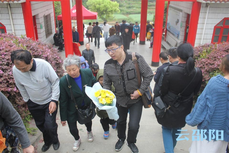 鞭炮换菊花“绿色”祭先人 今年邵阳清明很环保(图1)