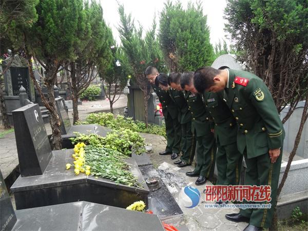 致敬英雄——邵阳消防官兵赴衡阳祭奠消防英烈(图1)
