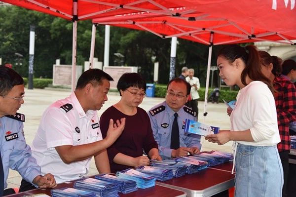 人口与出入境部门开展办理出入境证件“只跑一次”主题宣传活动(图2)
