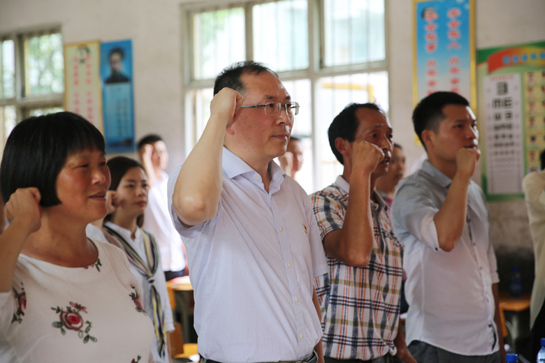 住房公积金中心机关一支部进农村    扎实开展“支部结对共建、党员结对帮扶”活动(图3)