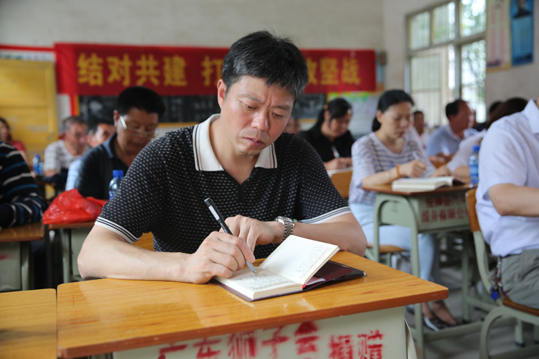 住房公积金中心机关一支部进农村    扎实开展“支部结对共建、党员结对帮扶”活动(图6)