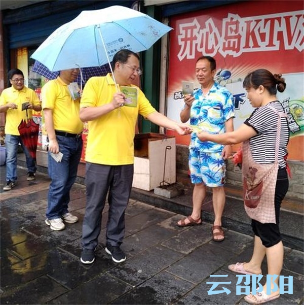 邵阳市科技局开展科普宣传进社区志愿服务(图1)