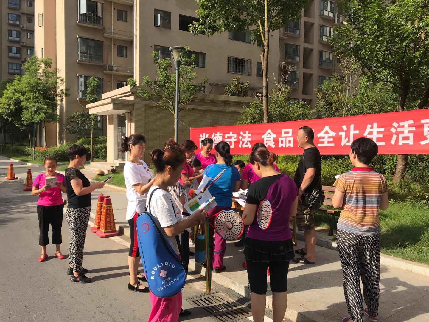 市质监局开展食品相关产品质量安全知识进社区活动(图1)