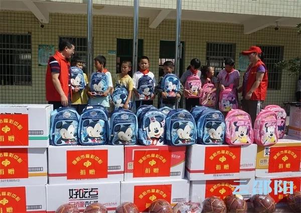 邵阳市福彩中心开展中秋送温暖活动(图1)