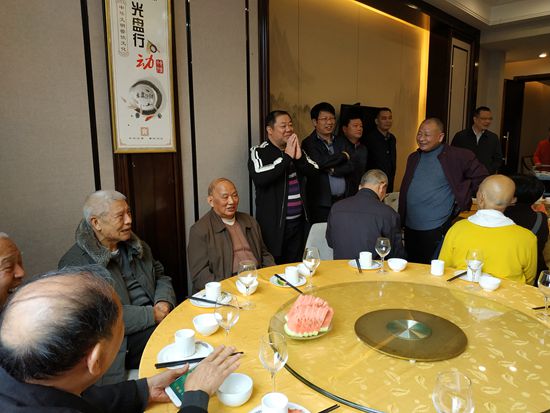市质监局重阳节前慰问退休老干部(图1)
