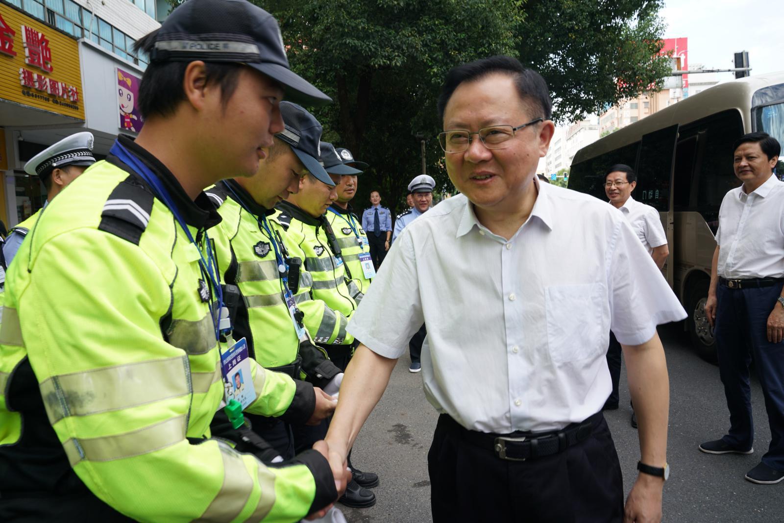邵阳市委书记龚文密看望慰问国庆期间坚守一线执勤交警(图1)