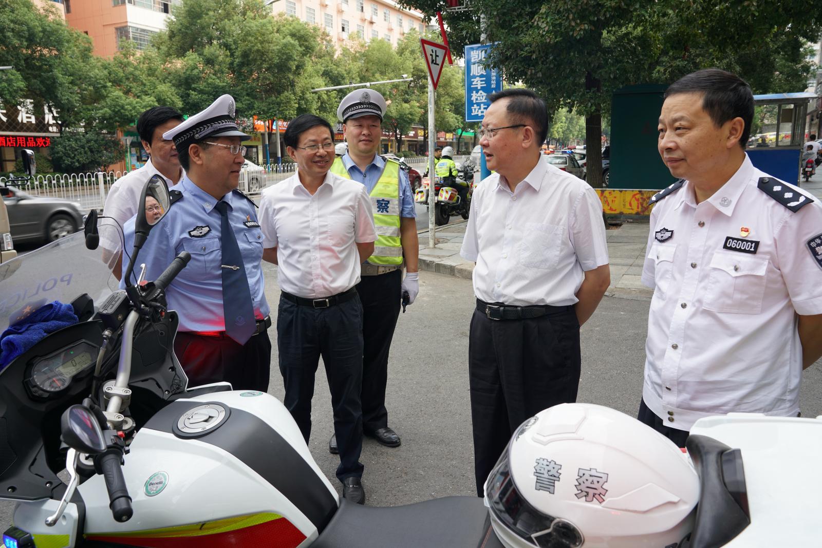 邵阳市委书记龚文密看望慰问国庆期间坚守一线执勤交警(图2)