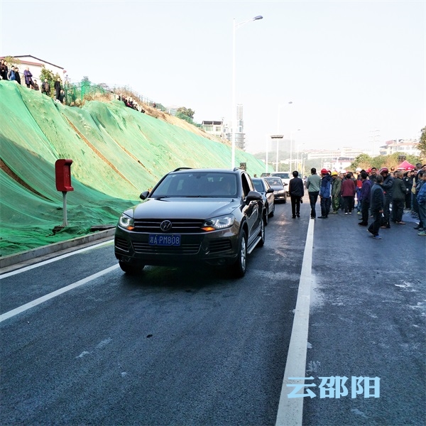 邵阳市区新华南路二期工程建成通车(图1)