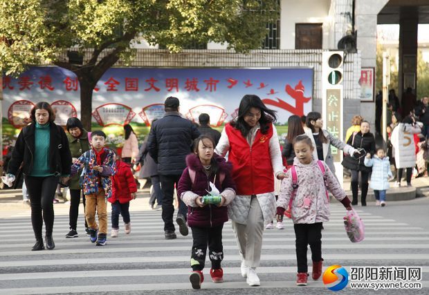 邵阳满城 “红马甲”为创建全国文明城市爱心助力(图5)